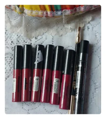 Set de rouges à lèvres et maquillage- couleurs vibrantes, neuf