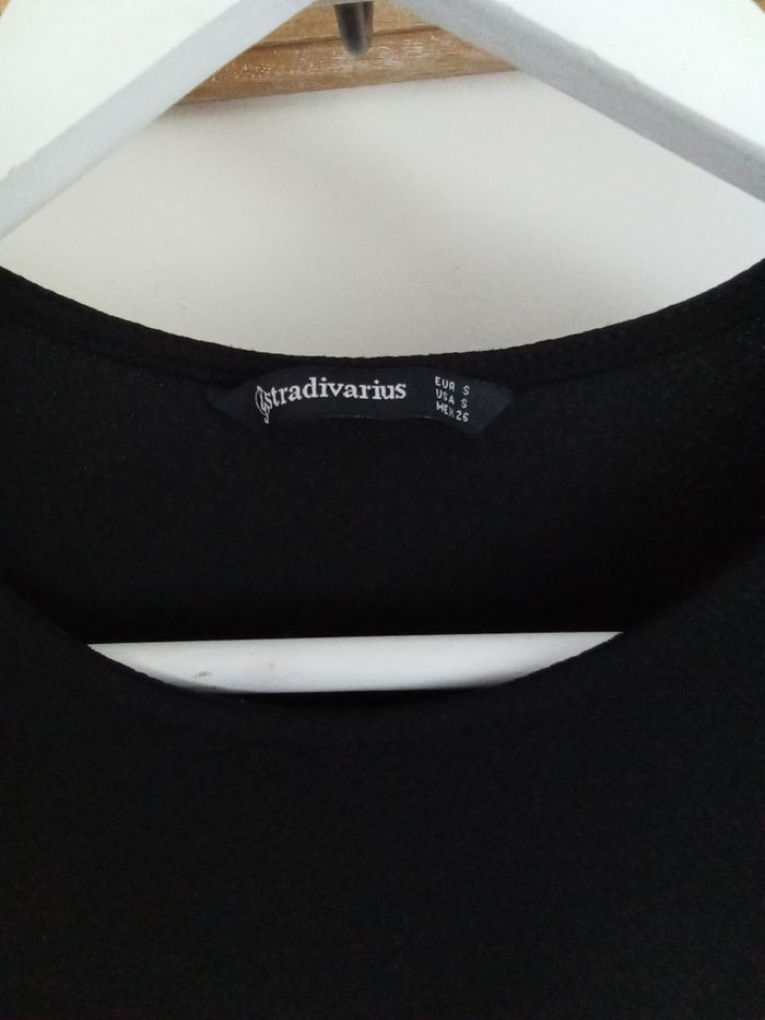 Robe noire avec bandes blanches Stradivarius taille 36/38 - photo numéro 2