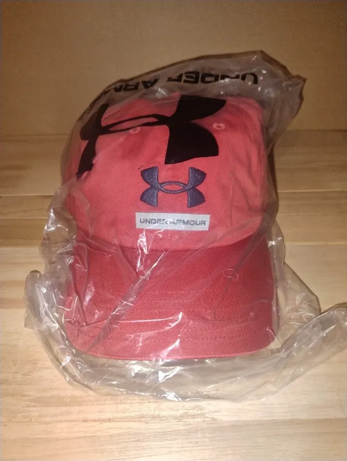Under armour casquette taille 58/60 de couleur rouge et noire - photo numéro 6