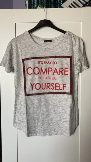 T-shirt grisâtre