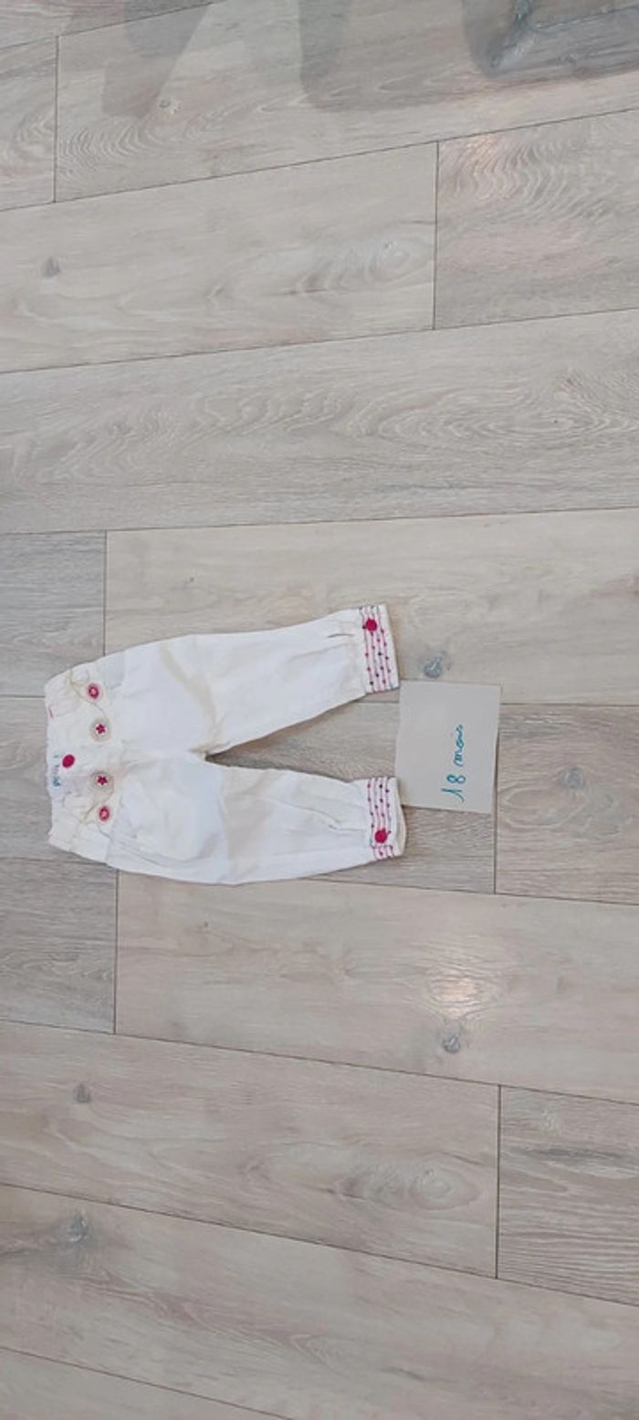 Pantacourt blanc avec dessins, fille, taille 18 mois
