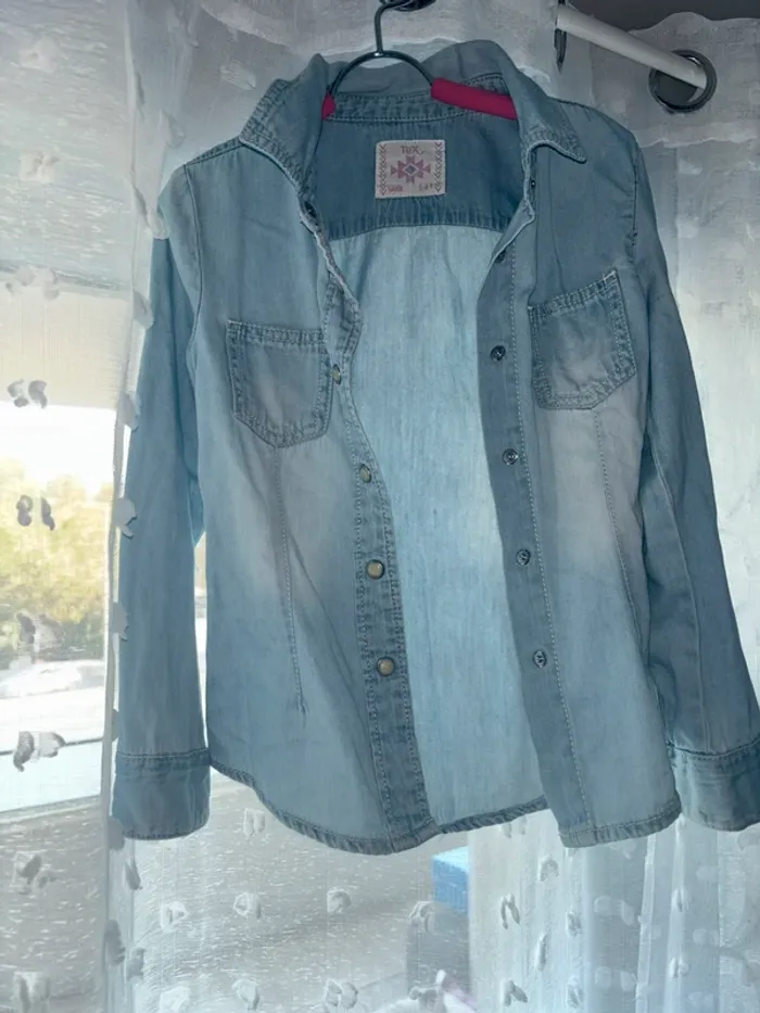 Chemisier bleu clair taille 5/6 ans
