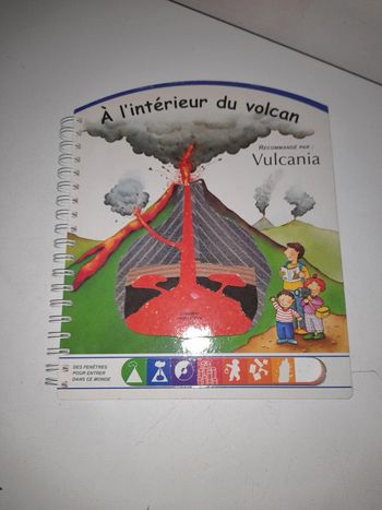 Livre enfant à l'intérieur du volcan