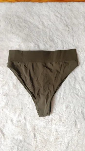 Bas de maillot de bain vert bouteille militaire échancré V