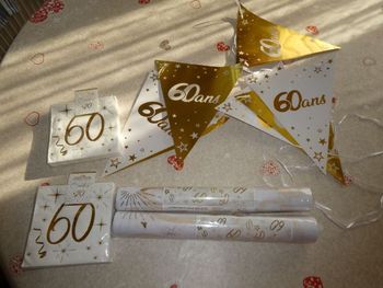 Kit décoration 60 ans - fanions + serviettes + chemins de table