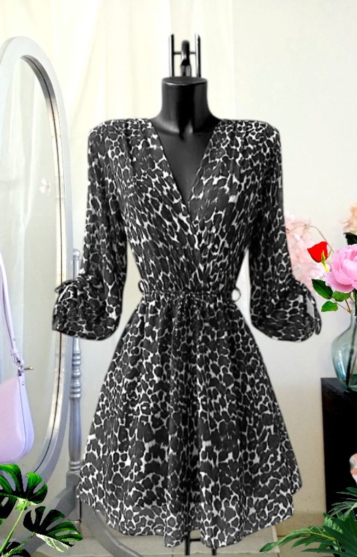 Robe midi léopard manches réglables