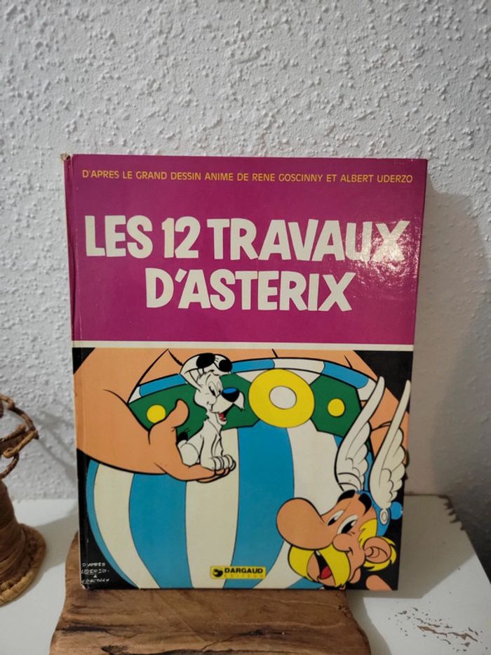 Bd livre "Les 12 travaux d'Asterix" Dargaud