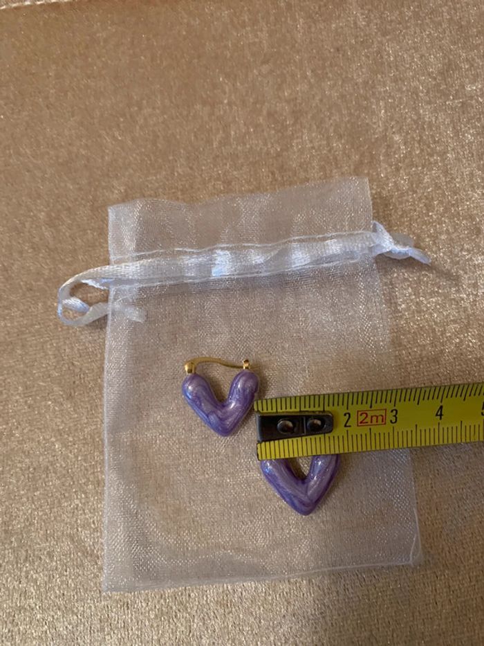 Boucles d’oreilles coeurs violet irisé - photo numéro 4