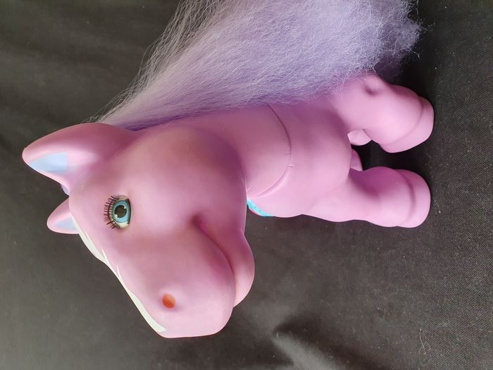 Grand poney à coiffer violet et rose avec selle bleue H 27 cm - photo numéro 7