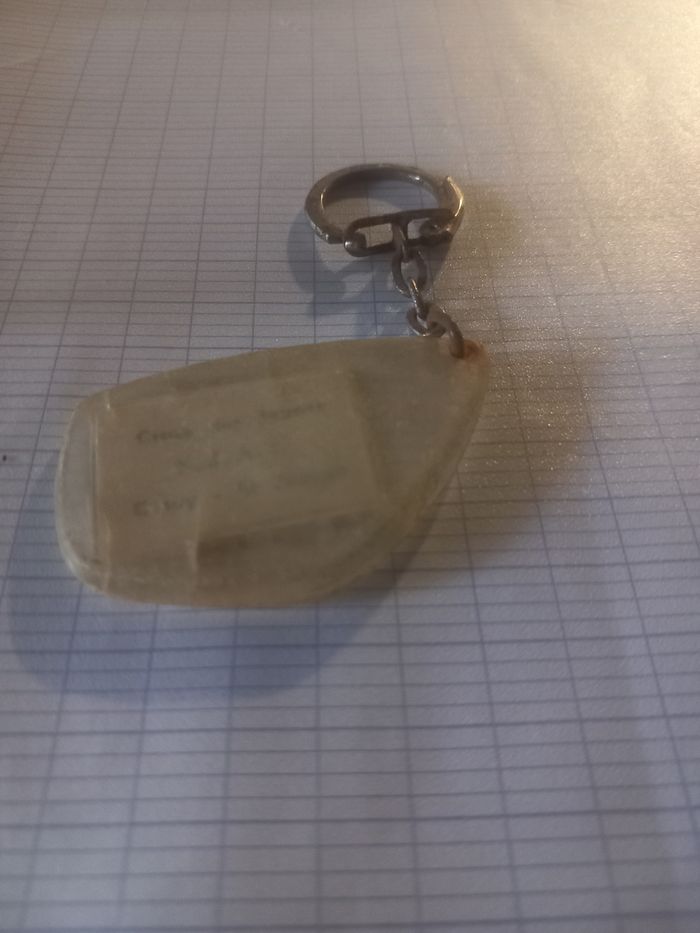 Ancien porte clé avec un coureur - photo numéro 4