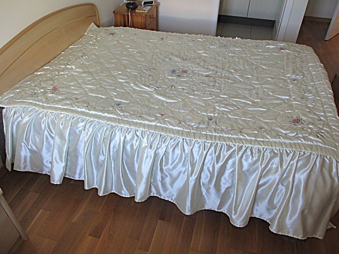 Couvre-lit écru en satin avec broderies, matelassé - photo numéro 1