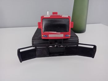 Jolie dameuse chasse neige