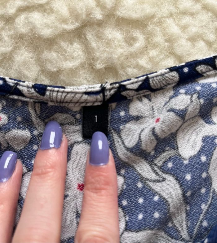 Blouse fleuris blanc et bleu Kiabi très bon état - photo numéro 2