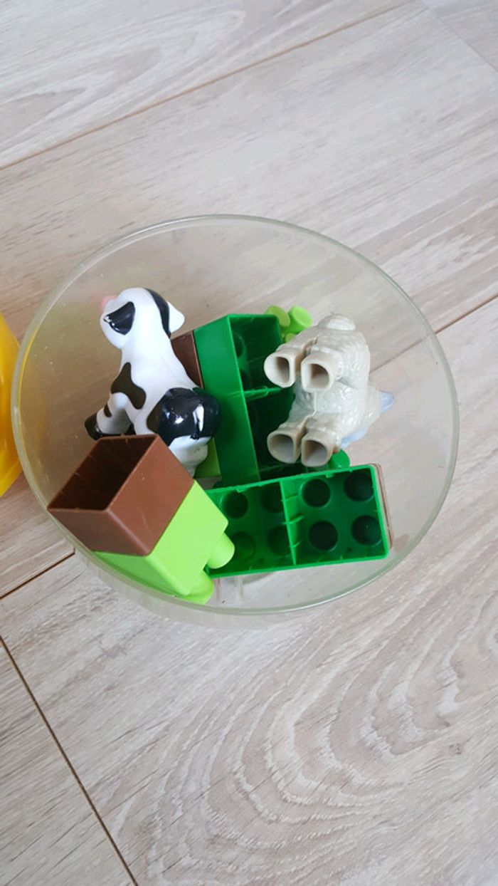 Poule avec lego et personnage - photo numéro 3