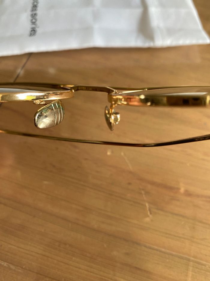 Lunettes de soleil avec verres violets et monture métal doré - photo numéro 7