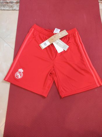 Short foot Real Madrid, Adidas Authentique Officiel taille enfant 13/14 ans, neuf