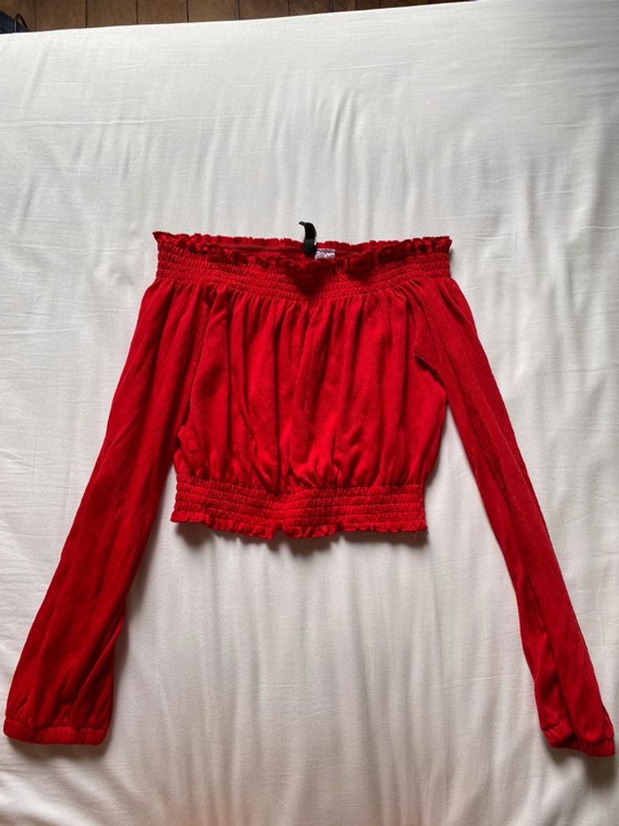 Haut rouge épaules nues