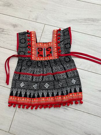 Haut artisanal aux motifs ethniques