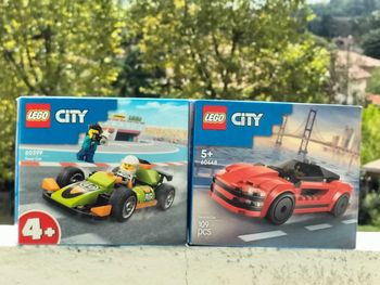 Lego city la voiture de sport rouge et la voiture de course verte