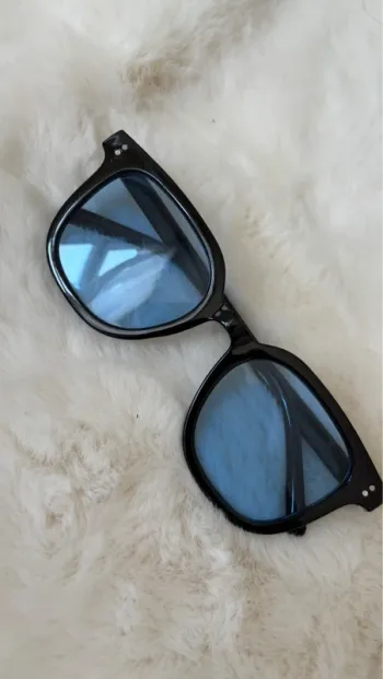 Lunettes noires avec verres bleus