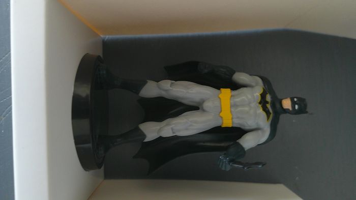 Figurine BATMAN avec éclairage LED (PRODUIT NEUF) - photo numéro 3