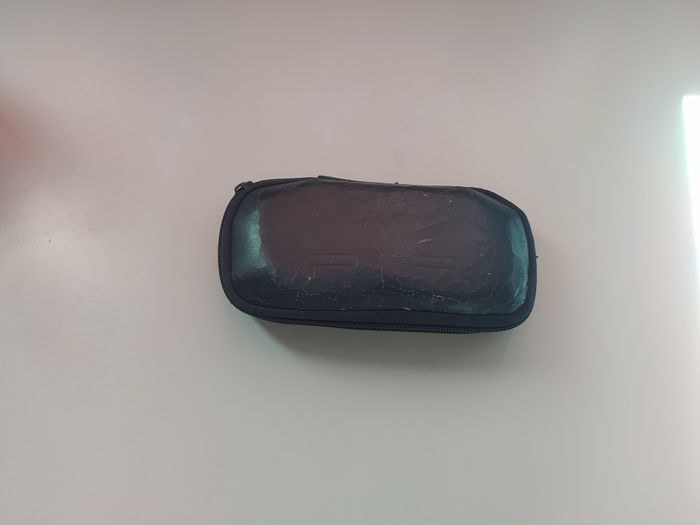 Playstation portable (PSP) de marque Sony 2004 en très bon état + 5 jeux assortis + batterie neuve +Chargeur neuf - photo numéro 7