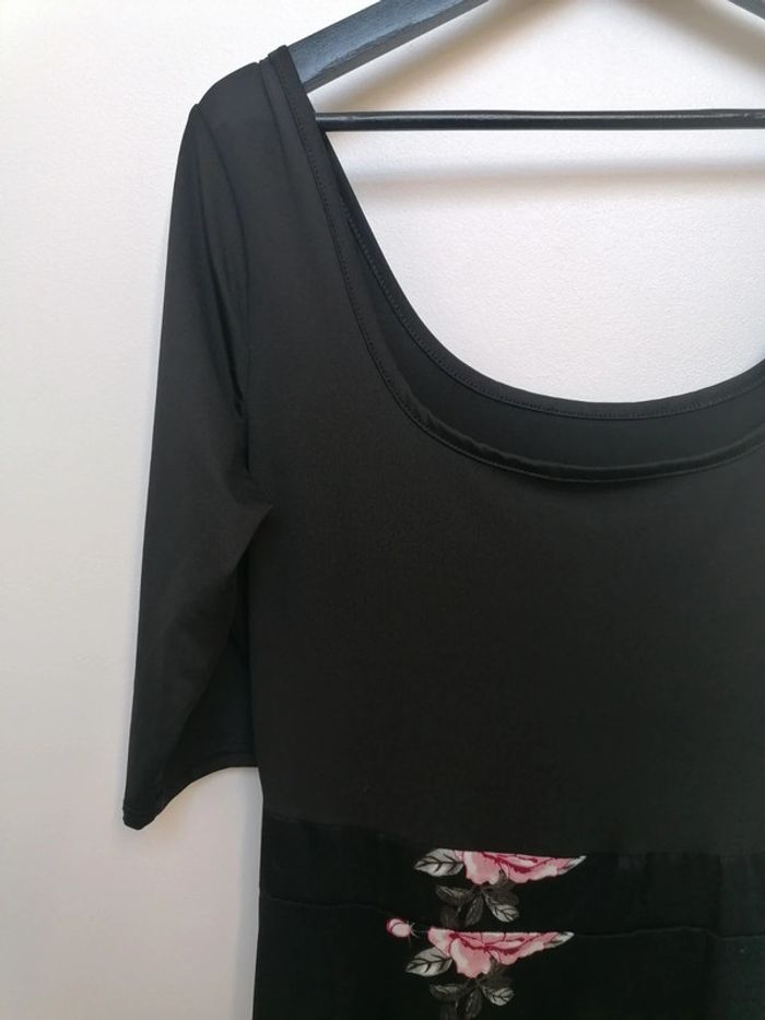 Robe noire à fleurs - photo numéro 2