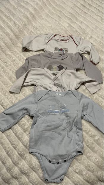 Lot de body 6mois
