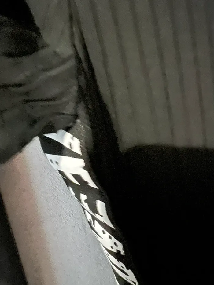 Robe moulante noir avec écriture sur les côtés - photo numéro 4