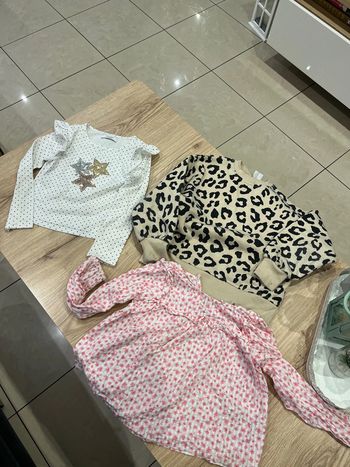 Lot 3 vêtements fille taille 7 ans en bon état