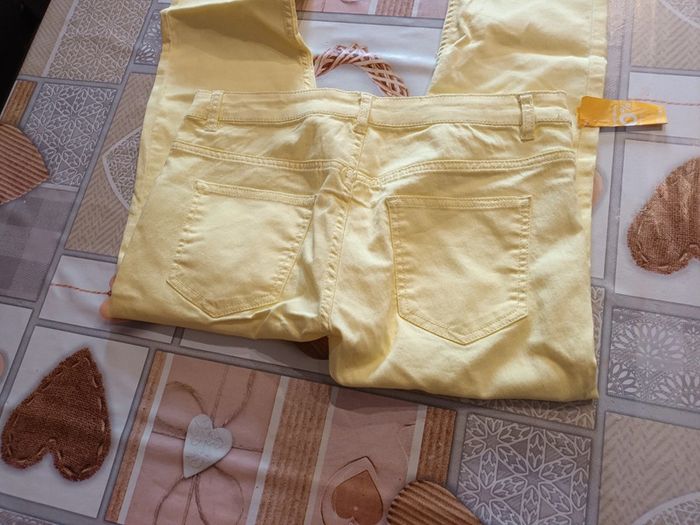 Jolie pantalon jaune - photo numéro 3