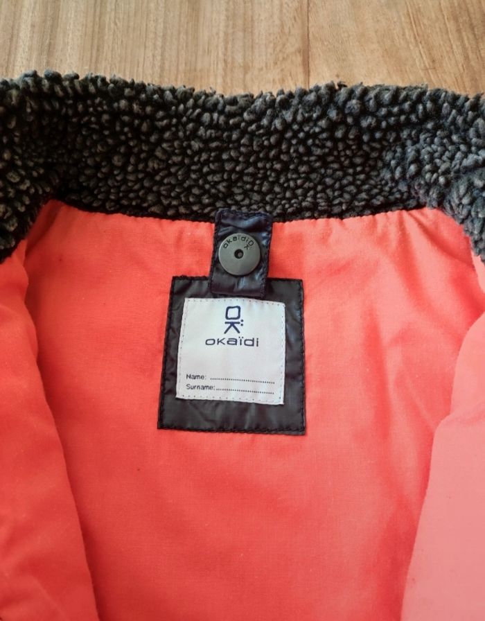 Lot de 5 vêtements garçon taille 10 ans 
1 chemise tape à l'oeil très bon état 
1 chemise El flamenco très bon état 
1 gilet Okaïdi très bon état 
1 veste sans manches Okaïdi neuf 
1 sweat Kiabi neuf - photo numéro 7