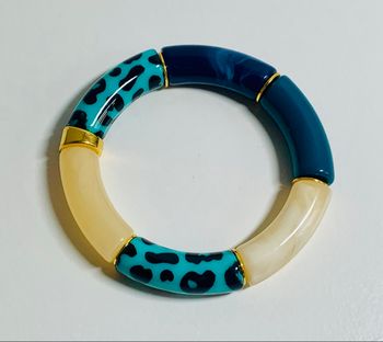 Bracelet en résine à motifs variés 