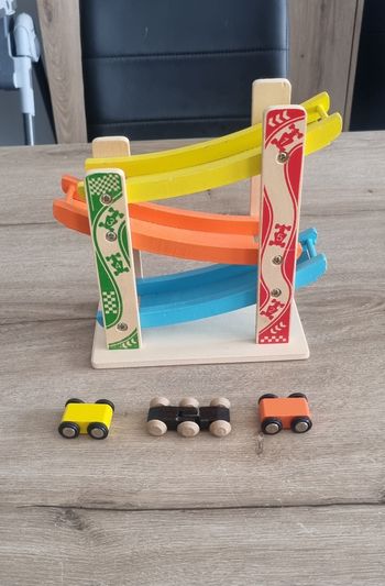 Jeu toboggan en bois avec voitures