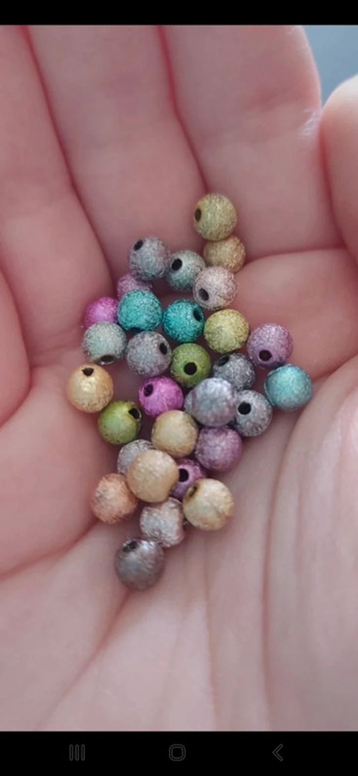 Lot d'une trentaine de petites perles pailletées