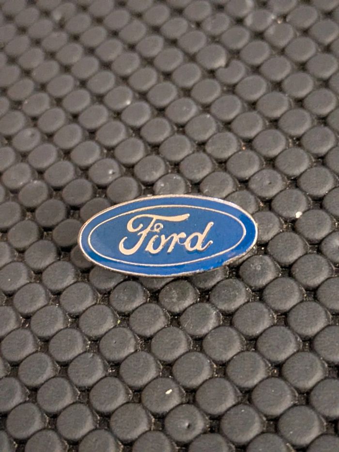 Pin's logo Ford