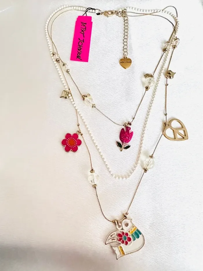 Vintage - Collier multirangs Betsey Johnson – Perles, fleurs, oiseau émaillé et charms dorés