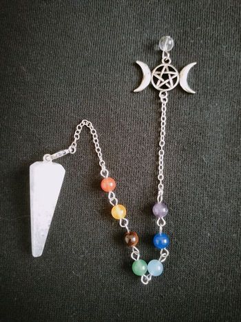 Pendule quartz blanc et perles 7 chakras 