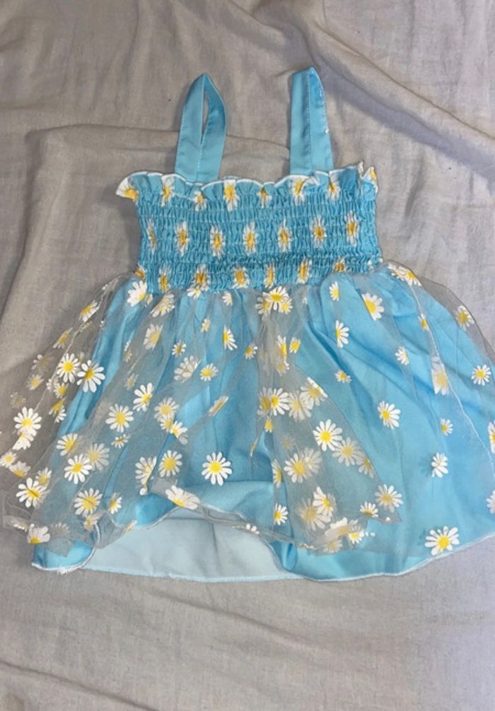 Robe bébé fille avec des fleurs