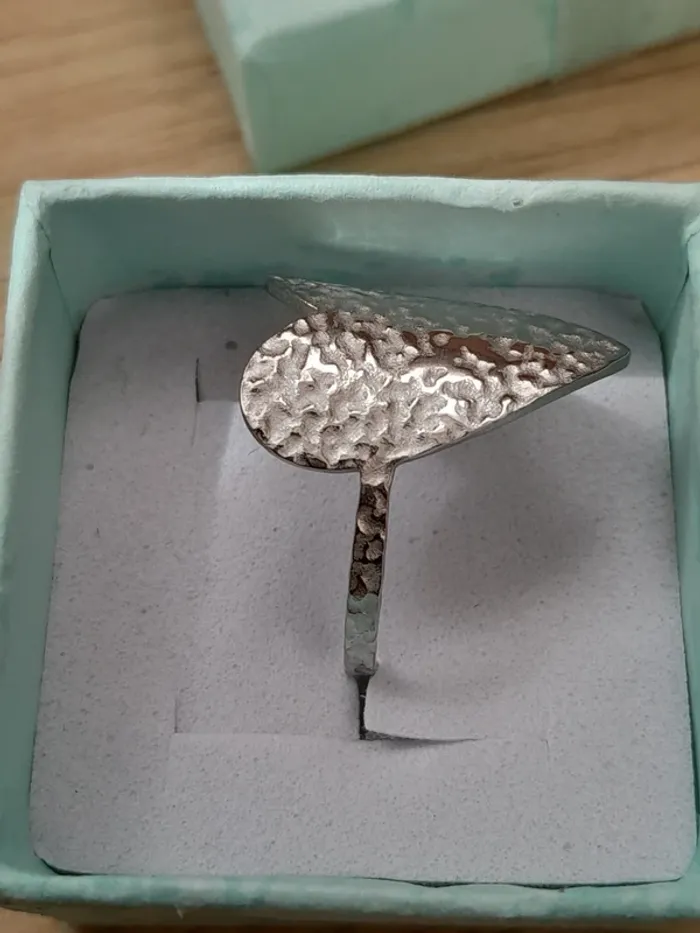 Bague coeur, couleur argenté, réglable convient plus aux tailles 52/54 - photo numéro 3