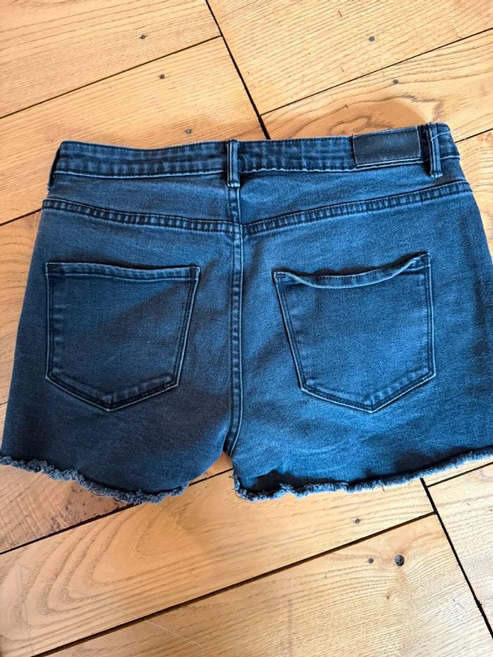 Short en jean noir en très bon état bizzbee taille 38 - photo numéro 4