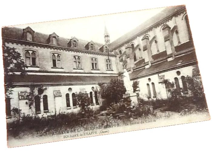 Carte postale ancienne Soligny-La-Trappe (Orne) Abbaye de la Grande-Trappe Le Jardin du Cloitre