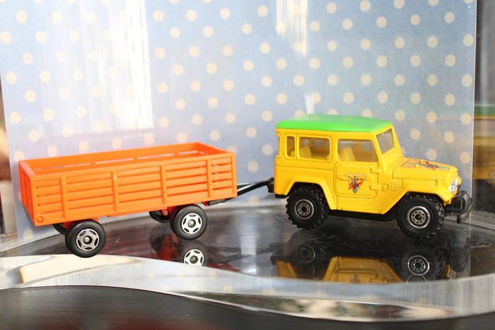 Voiture miniature plus remorque