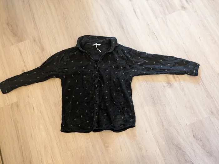 Chemise noire a fleurs dorées - photo numéro 2