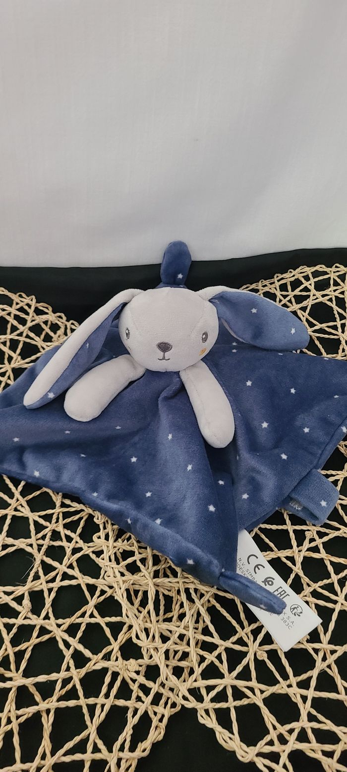 doudou plat lapin bleu marine gris simba toys