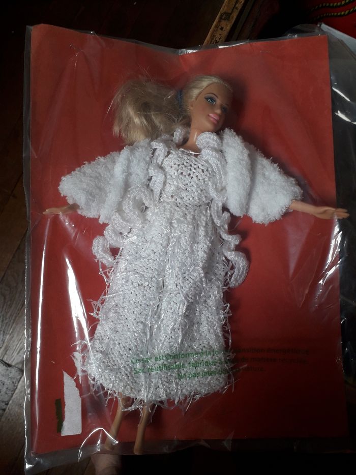 Poupée Barbie habillée de neuf