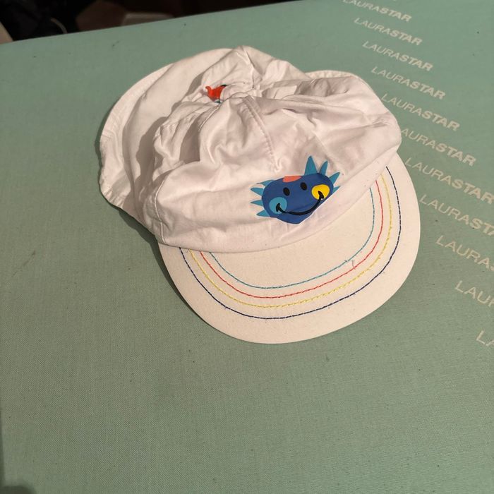 Vends casquette smiley 9-12 mois avec protection cou