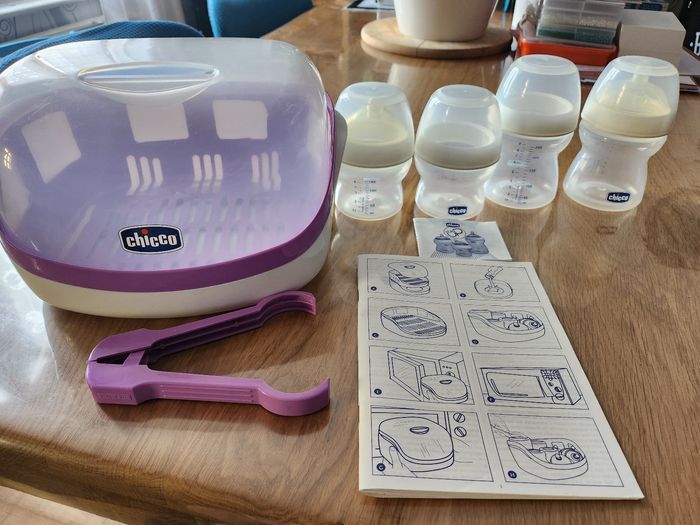 Lot stérilisateur et biberons chicco