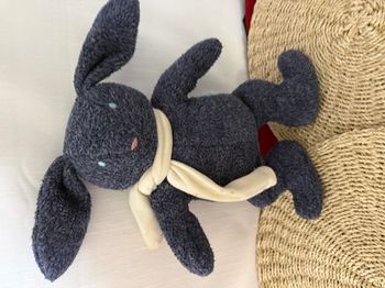 Doudou lapin bleu marine écharpe blanche COROLLE 
