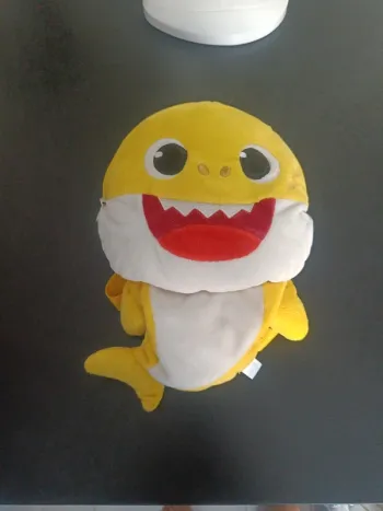 Sac a dos baby shark jaune en tres bon etat